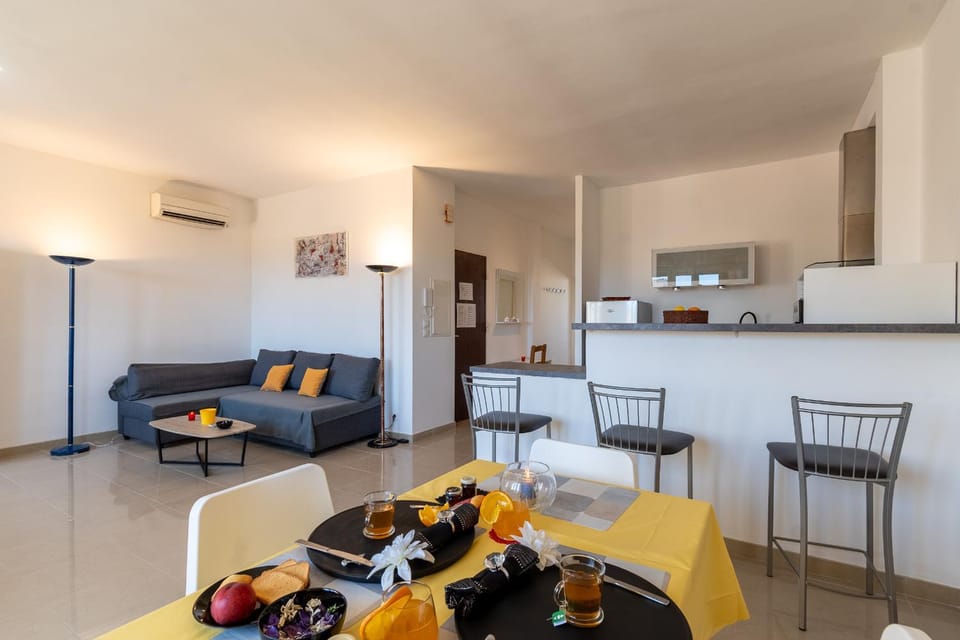 Kitchen or kitchenette, Living room, air conditioner