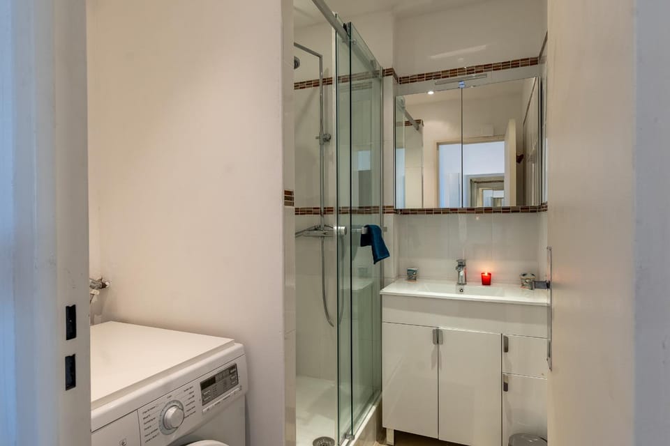 Shower, Bathroom, towels, washing machine