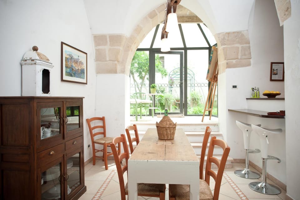 Seating area, Dining area