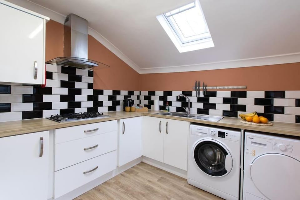 Open Mind Property - Hot Tub, 5 Bedroom & Free Parking Apartment in Portsmouth