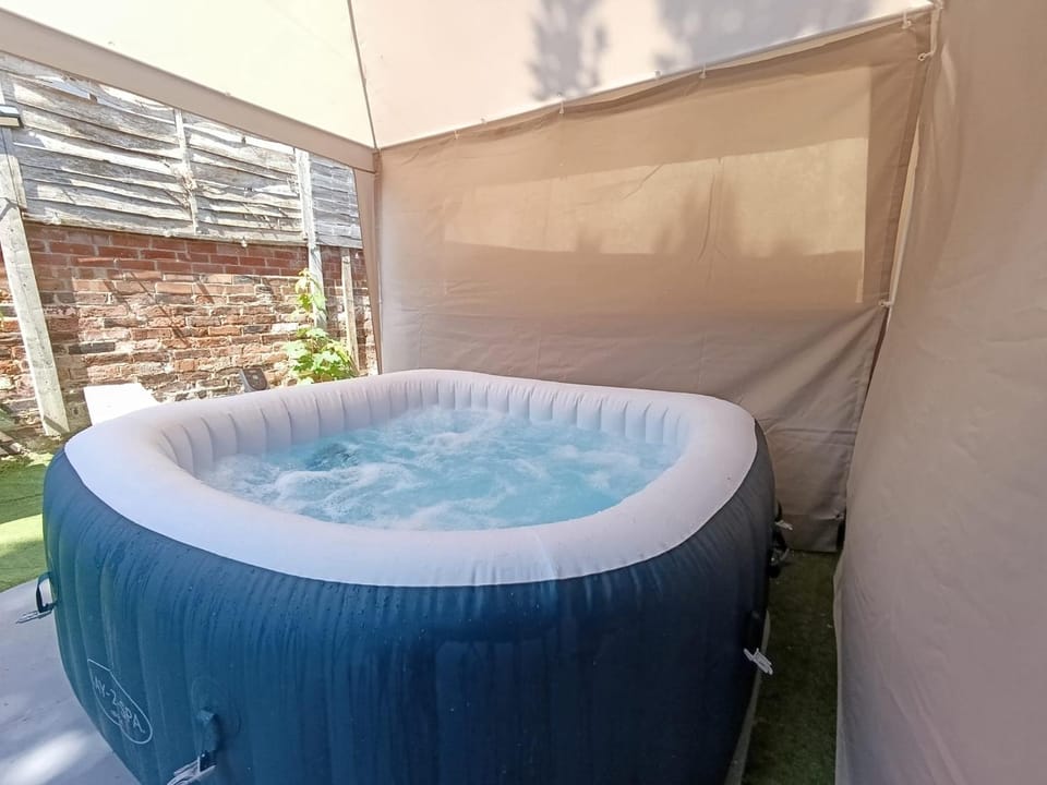 Open Mind Property - Hot Tub, 5 Bedroom & Free Parking Apartment in Portsmouth