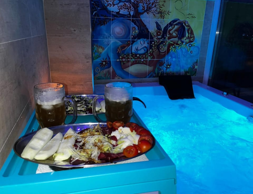 Hot Tub, Food and drinks