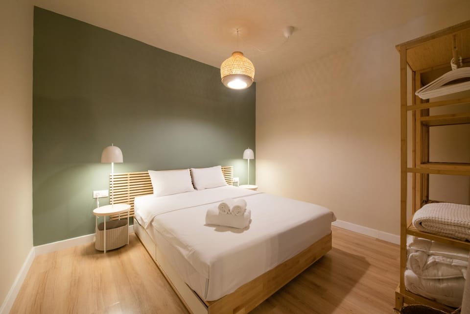 Bed, Bedroom, towels