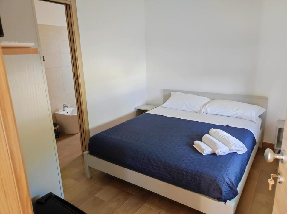 Bedroom, towels