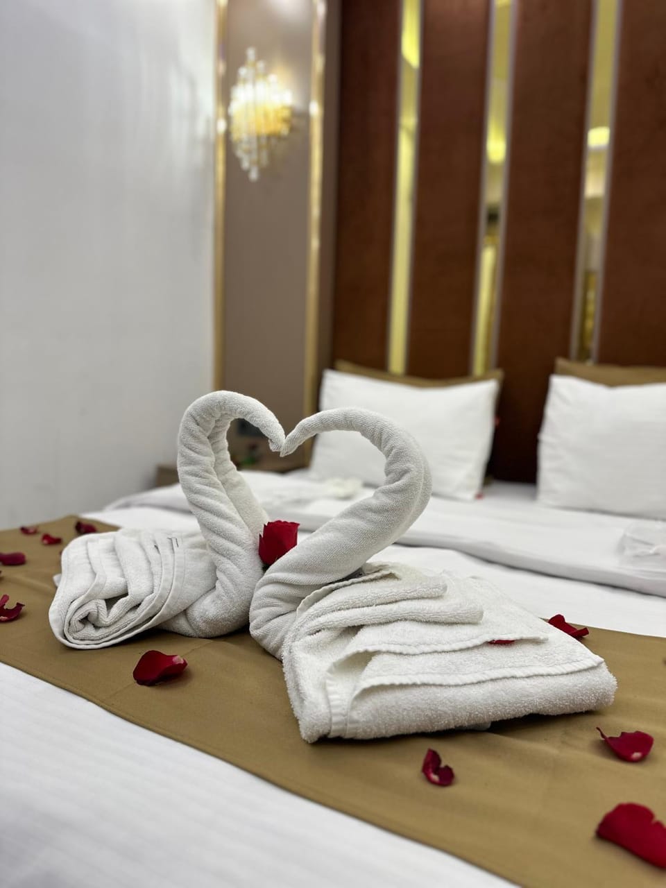 Bed, Bedroom, towels