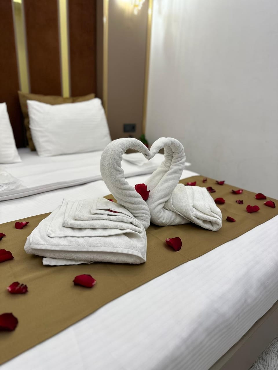 Bed, Bedroom, towels