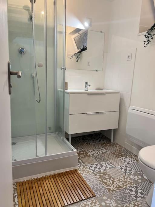 Shower, Toilet, Bathroom