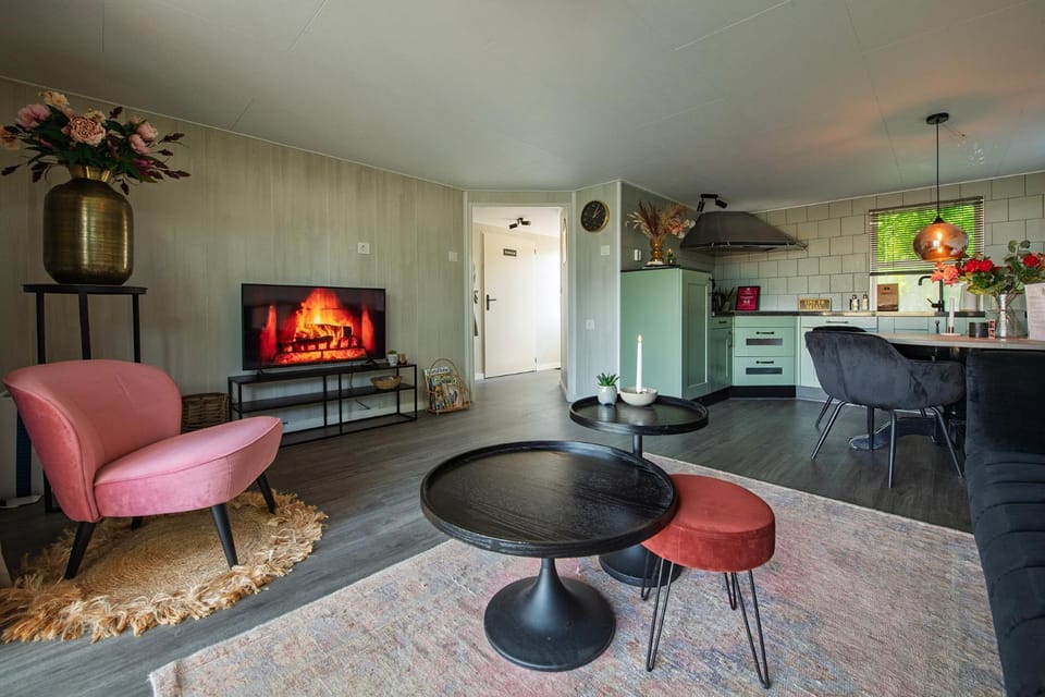 Kitchen or kitchenette, Seating area, Dining area