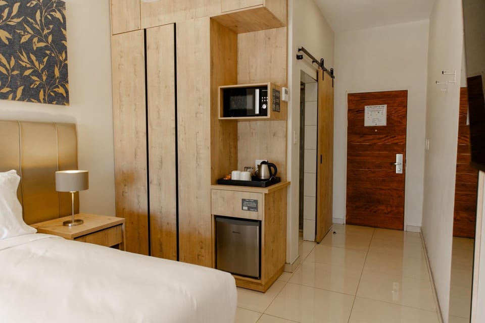 Coffee/tea facilities, minibar, oven