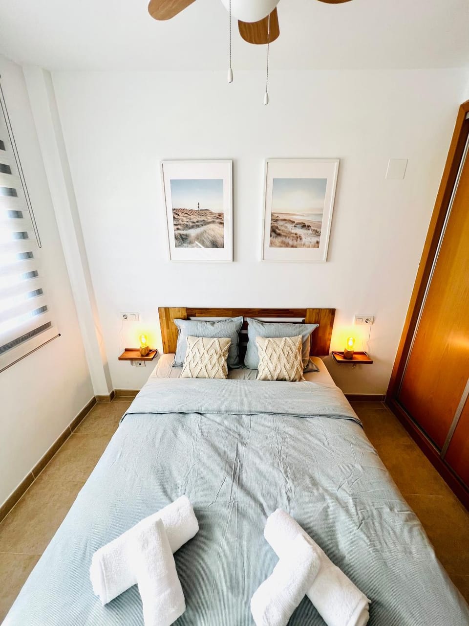Bed, Photo of the whole room, Bedroom, fireplace, towels