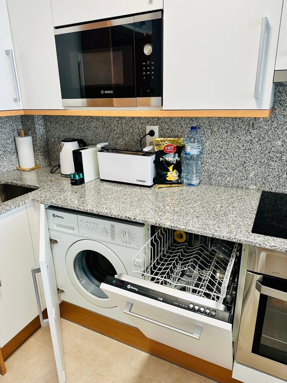Coffee/tea facilities, Kitchen or kitchenette, dishwasher, oven, stove, toaster, washing machine