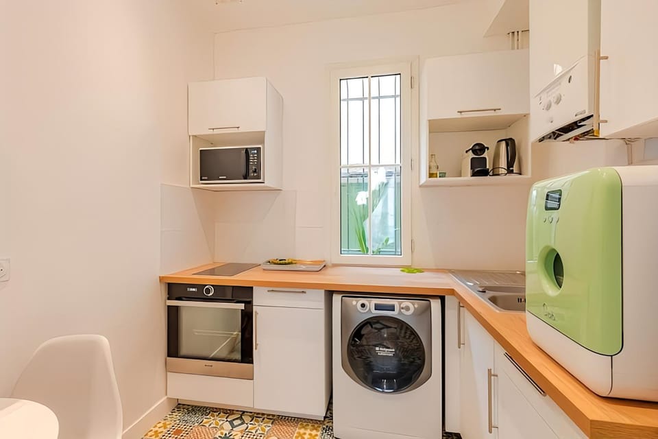 Coffee/tea facilities, dishwasher, microwave, oven, washing machine, dryer, kitchen
