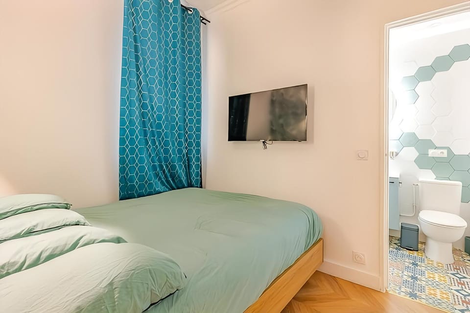 Toilet, Bed, TV and multimedia, Bedroom, cot