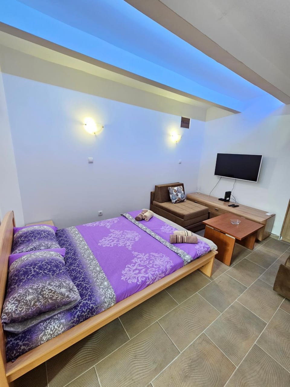 Bed, TV and multimedia, Photo of the whole room, Bedroom