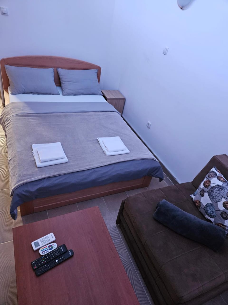 Bed, Photo of the whole room, Bedroom, towels