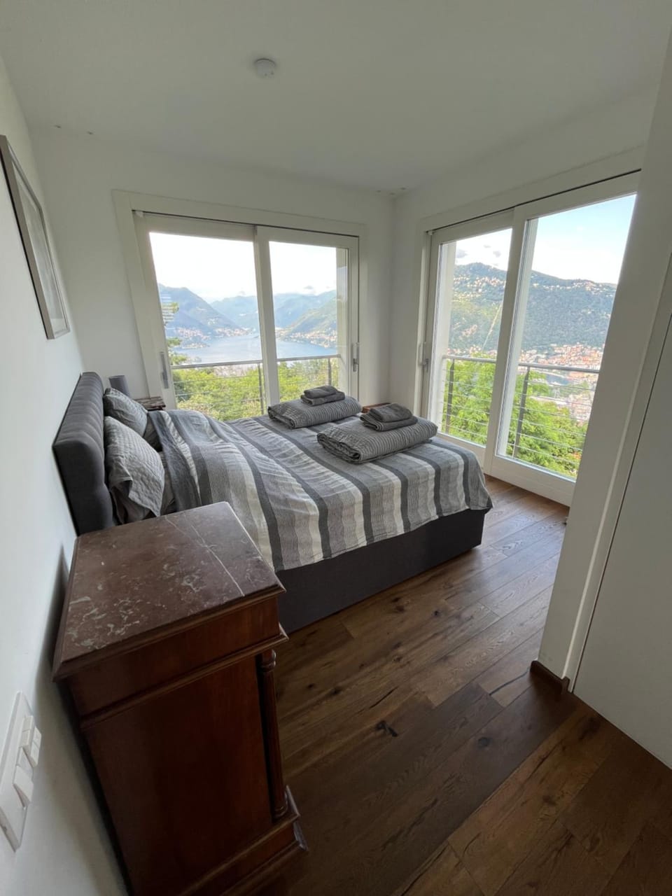 Bedroom, City view, Garden view, Lake view