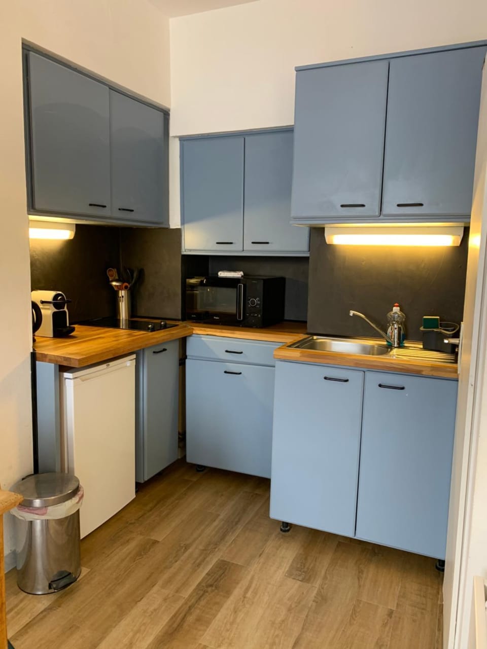 Kitchen or kitchenette, oven, stove