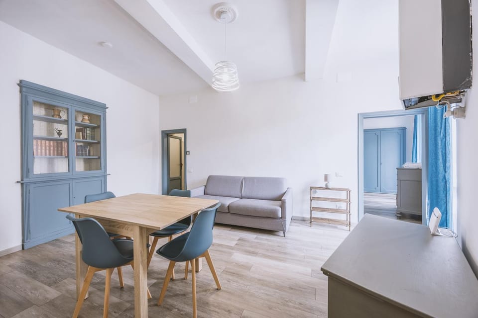 Kitchen or kitchenette, Living room, Seating area, Dining area, internet