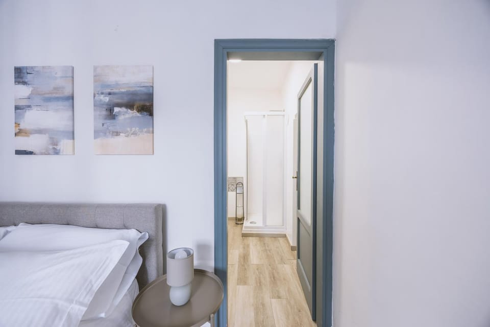 Shower, Bed, Bathroom, Decorative detail, Bedroom, internet