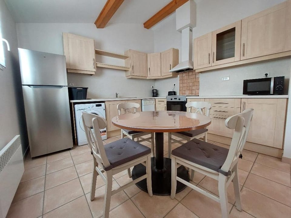 Kitchen or kitchenette, Dining area, dishwasher, minibar, pet friendly, stove, toaster