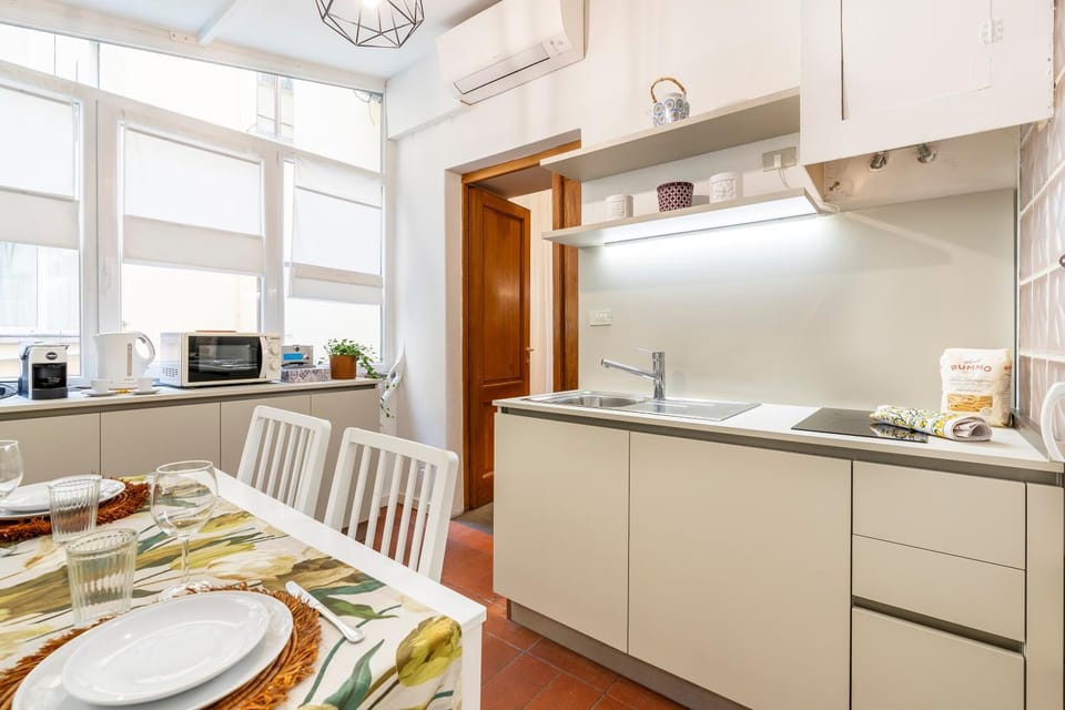 Kitchen or kitchenette, Dining area, stove