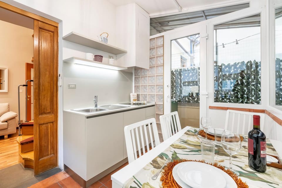 Kitchen or kitchenette, Dining area