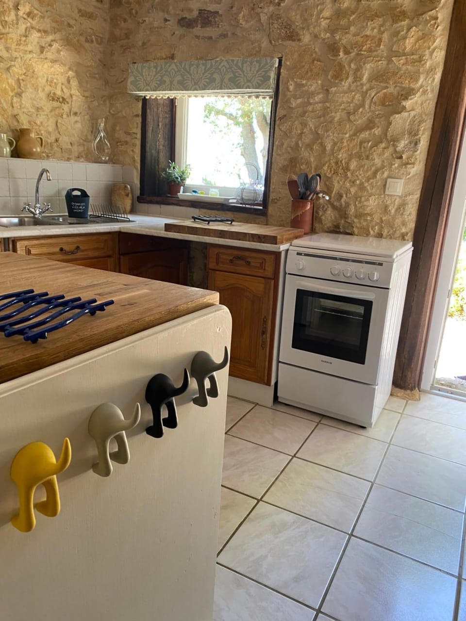 Kitchen or kitchenette, minibar, stove