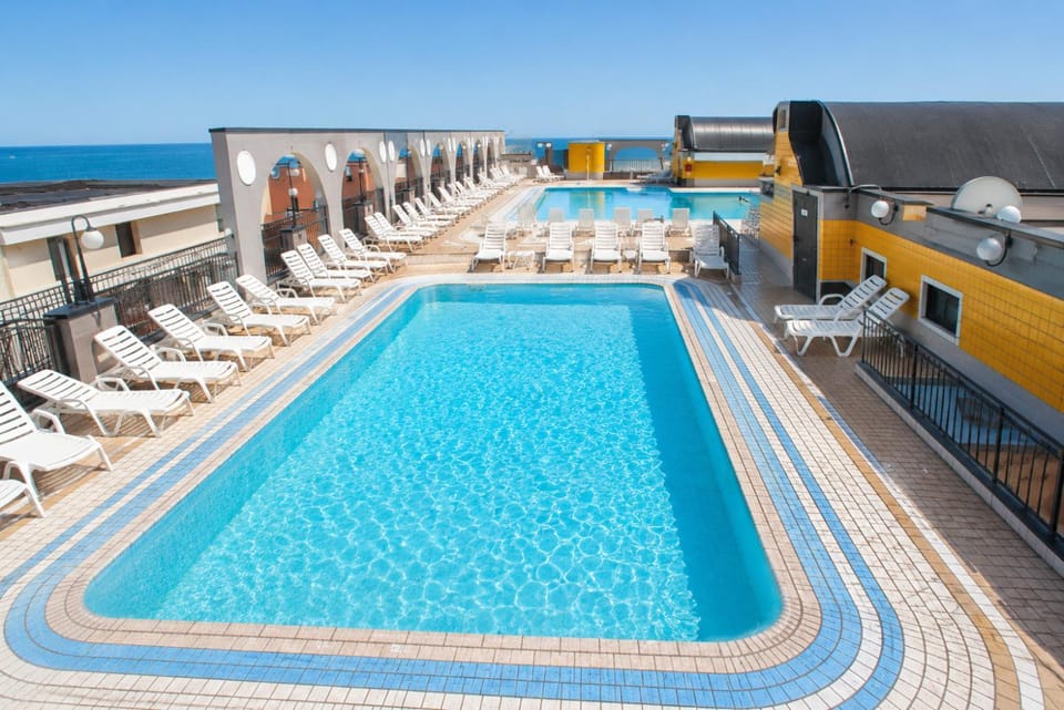Swimming pool, sunbed