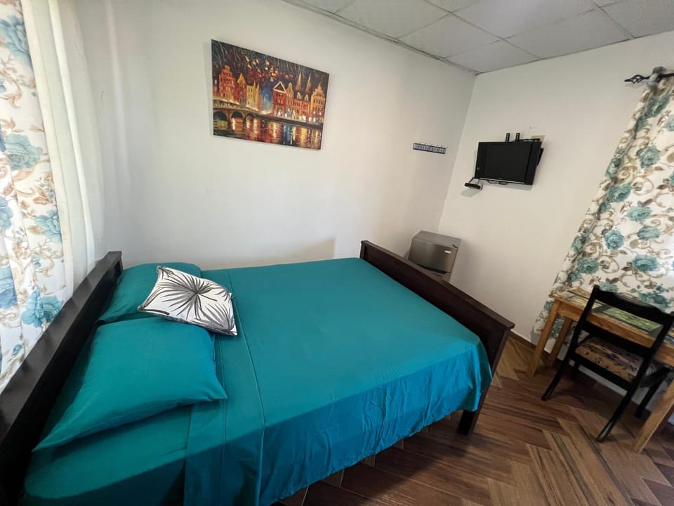Bed, TV and multimedia, Bedroom
