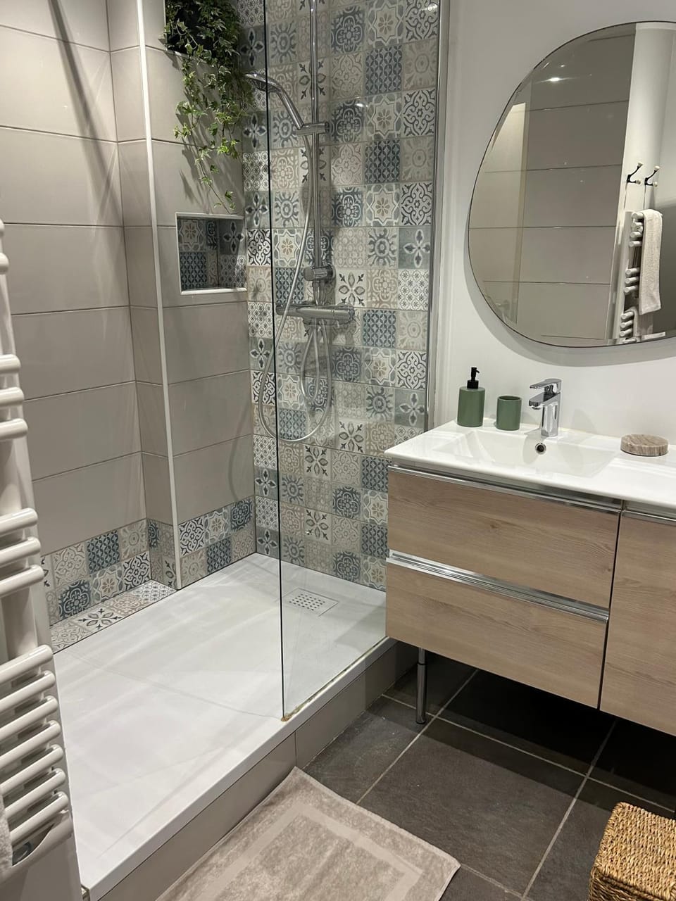 Bathroom, towels