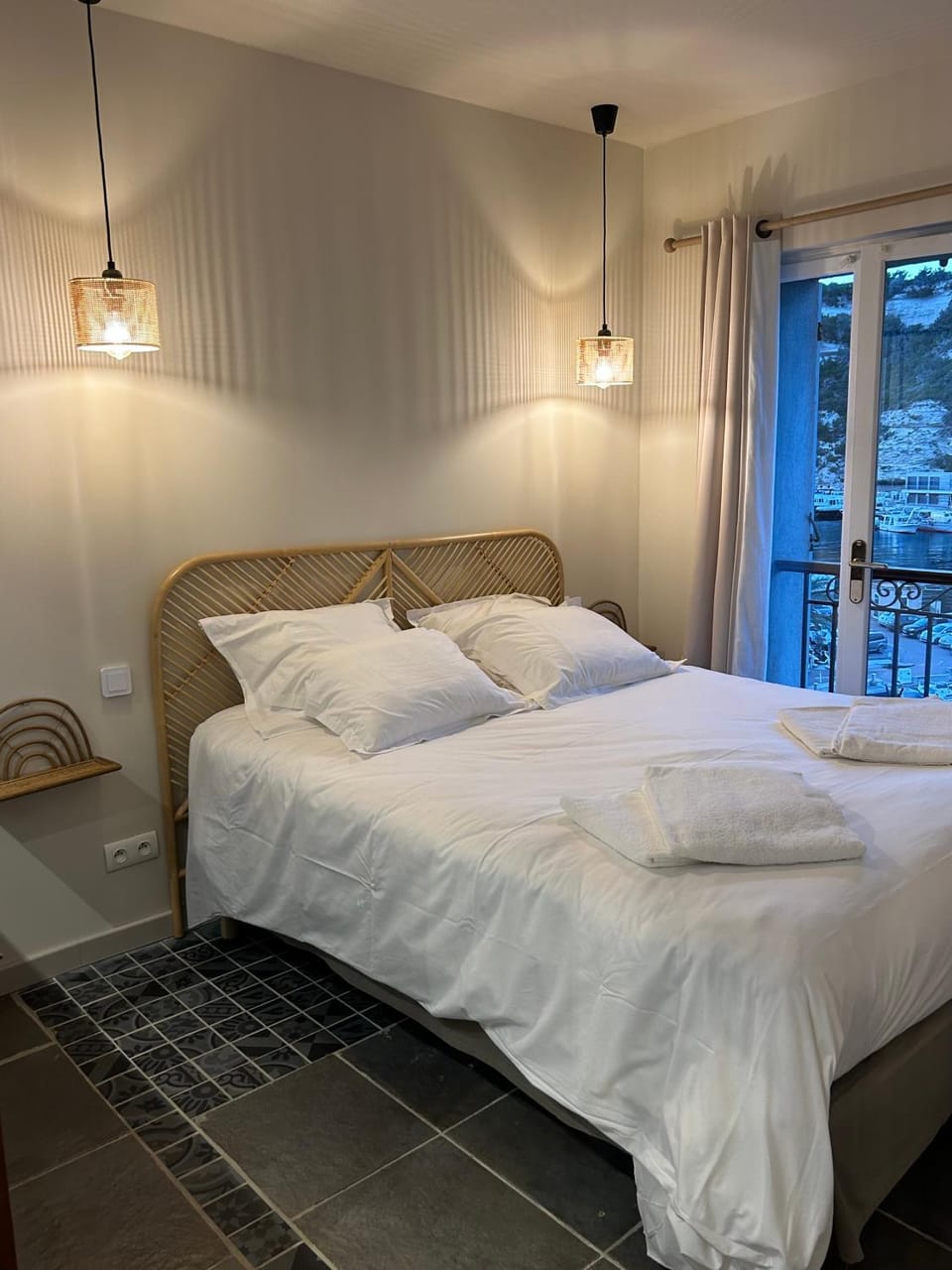 Bed, Photo of the whole room, Bedroom, towels
