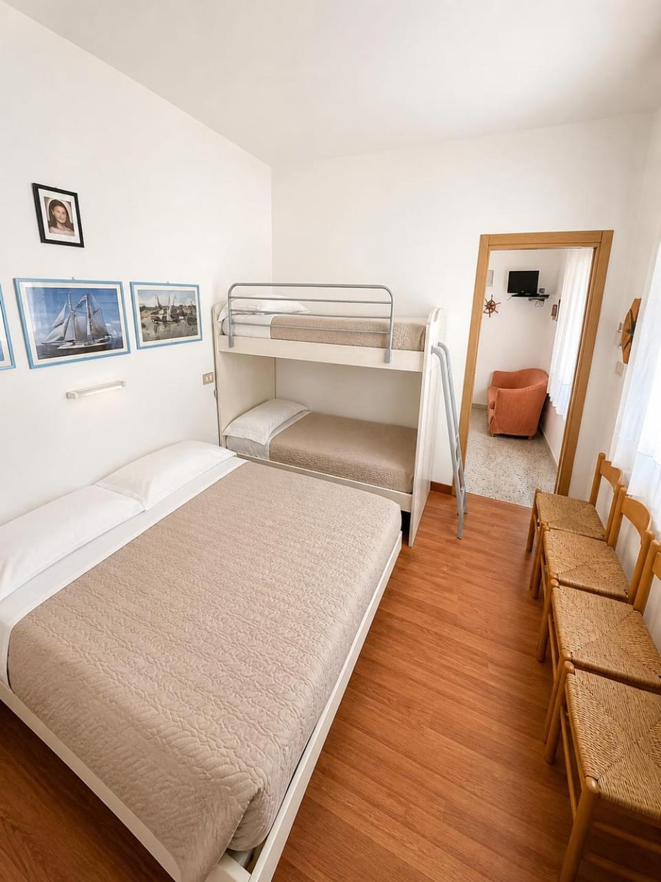 Bedroom, bunk bed
