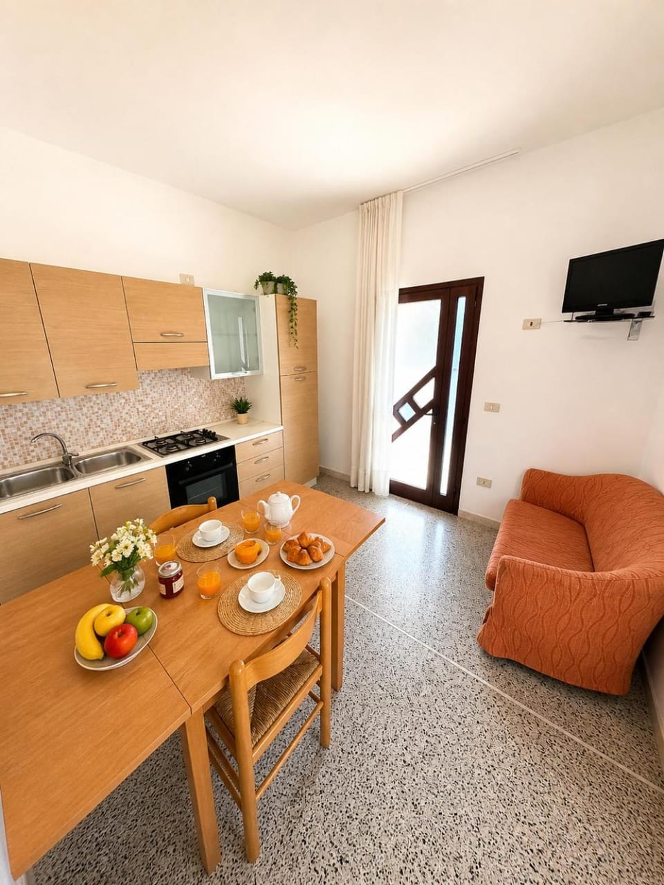 Kitchen or kitchenette, Dining area