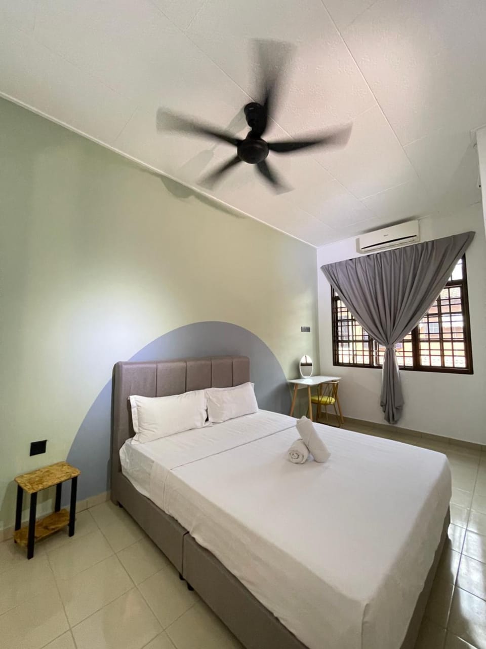 Photo of the whole room, Bedroom