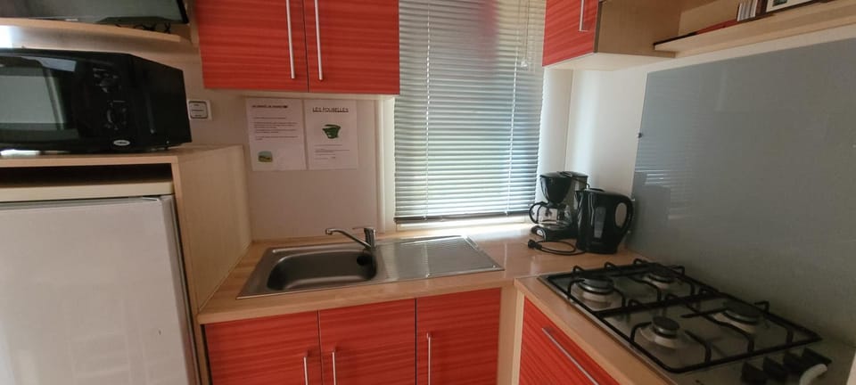 Coffee/tea facilities, Kitchen or kitchenette, microwave, oven, stove
