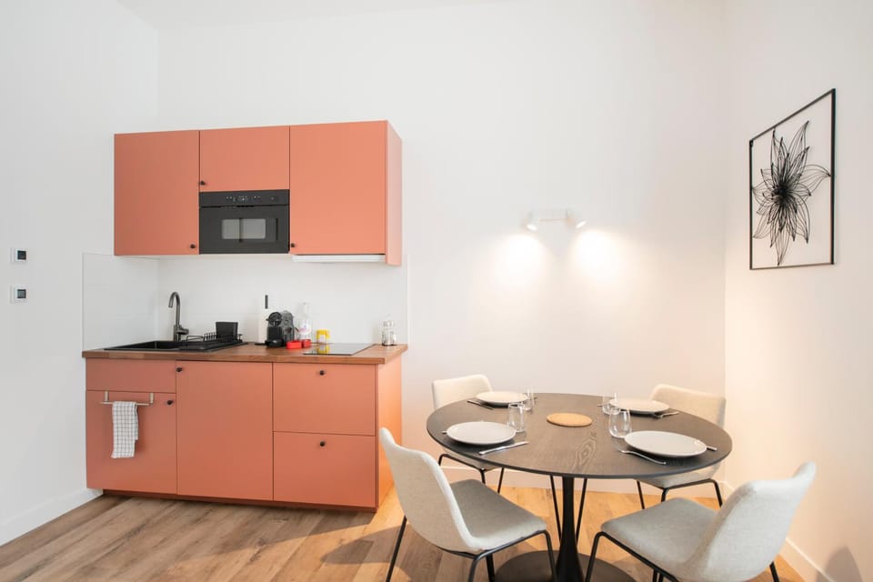 Kitchen or kitchenette, Dining area, stove