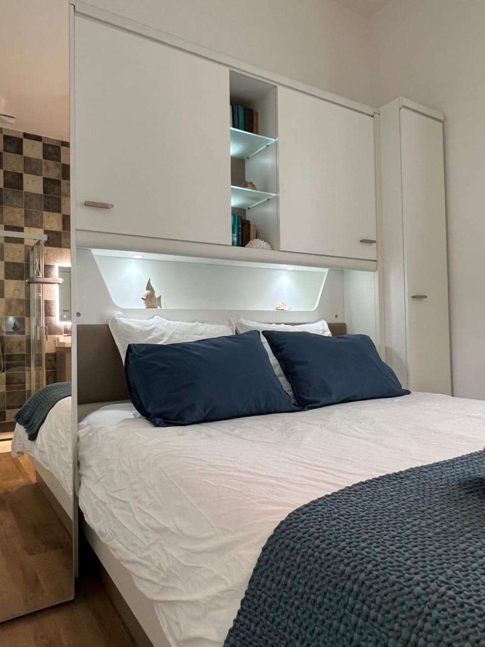 Bed, Bathroom, Photo of the whole room, Bedroom, wardrobe