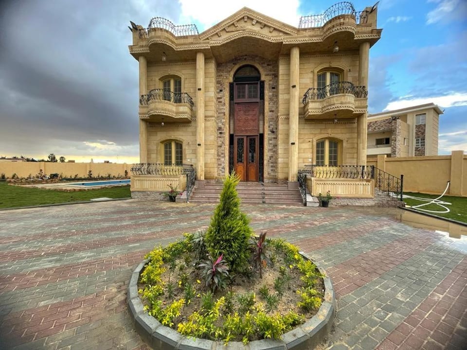 فيلا للايجار اليومى فى الريف الاوربي- طريق مصر اسكندرية الصحراوى - قريبة من مطار سفنكس - وهايبر وان الصحراوى- 5 غرف نوم وحمام سباحة وكيدز ايريا وشواية Villa in Egypt
