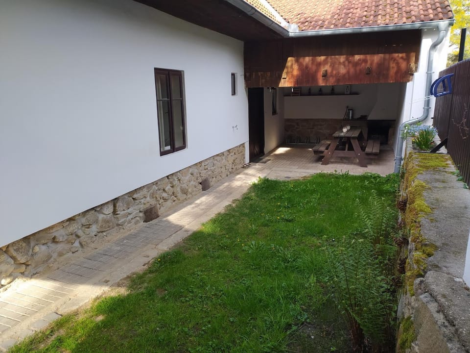 Property building, Garden, Balcony/Terrace