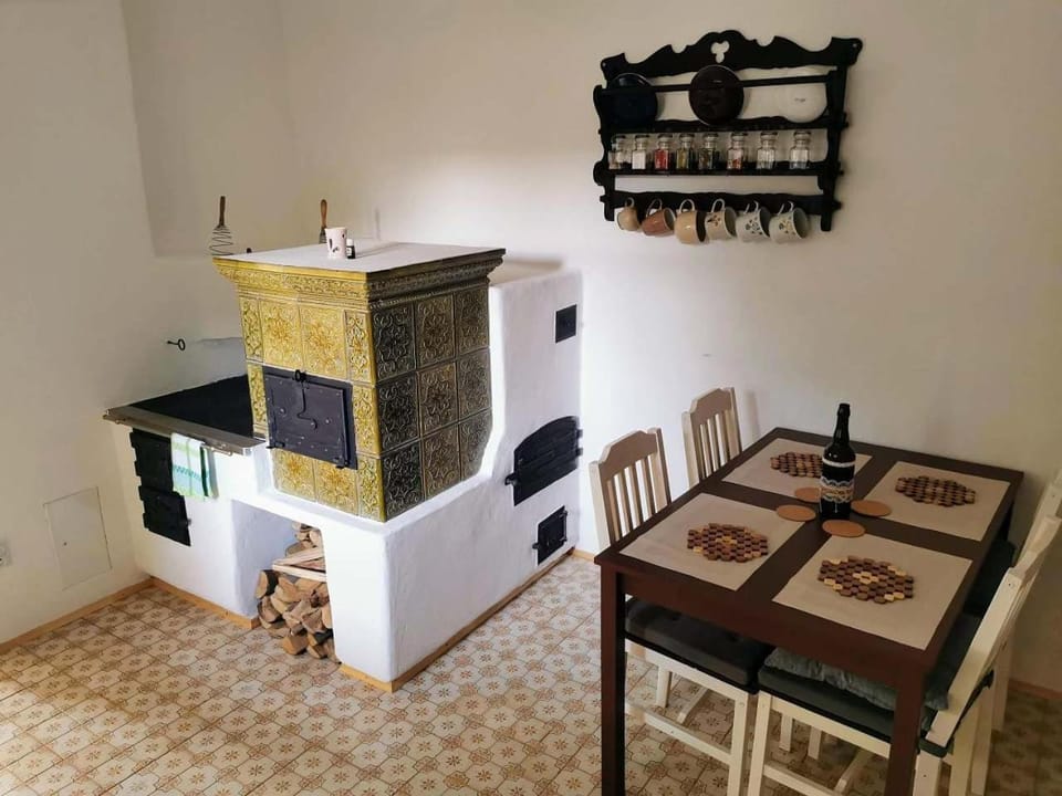Kitchen or kitchenette, Dining area, internet