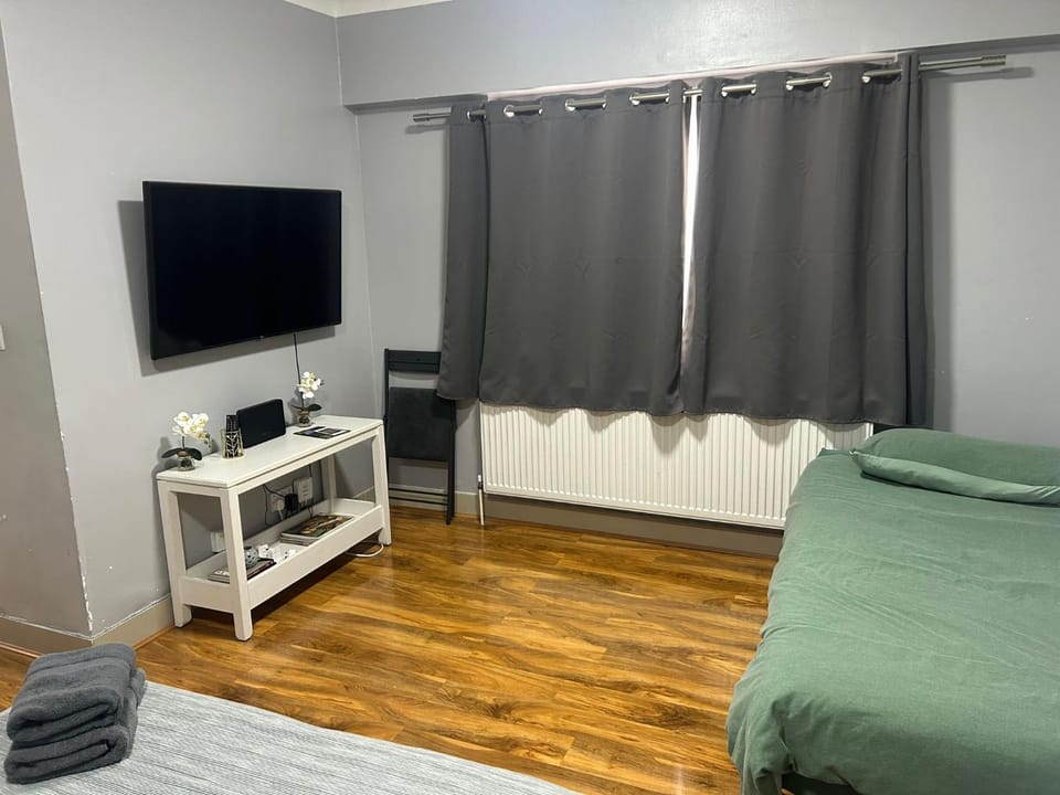CENTRAL Ground Floor Studio Apartment in City of Westminster