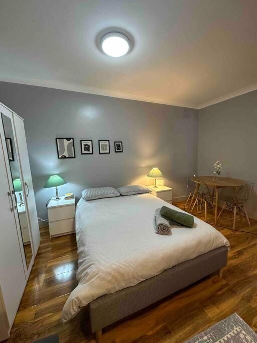 Bed, Seating area, Bedroom