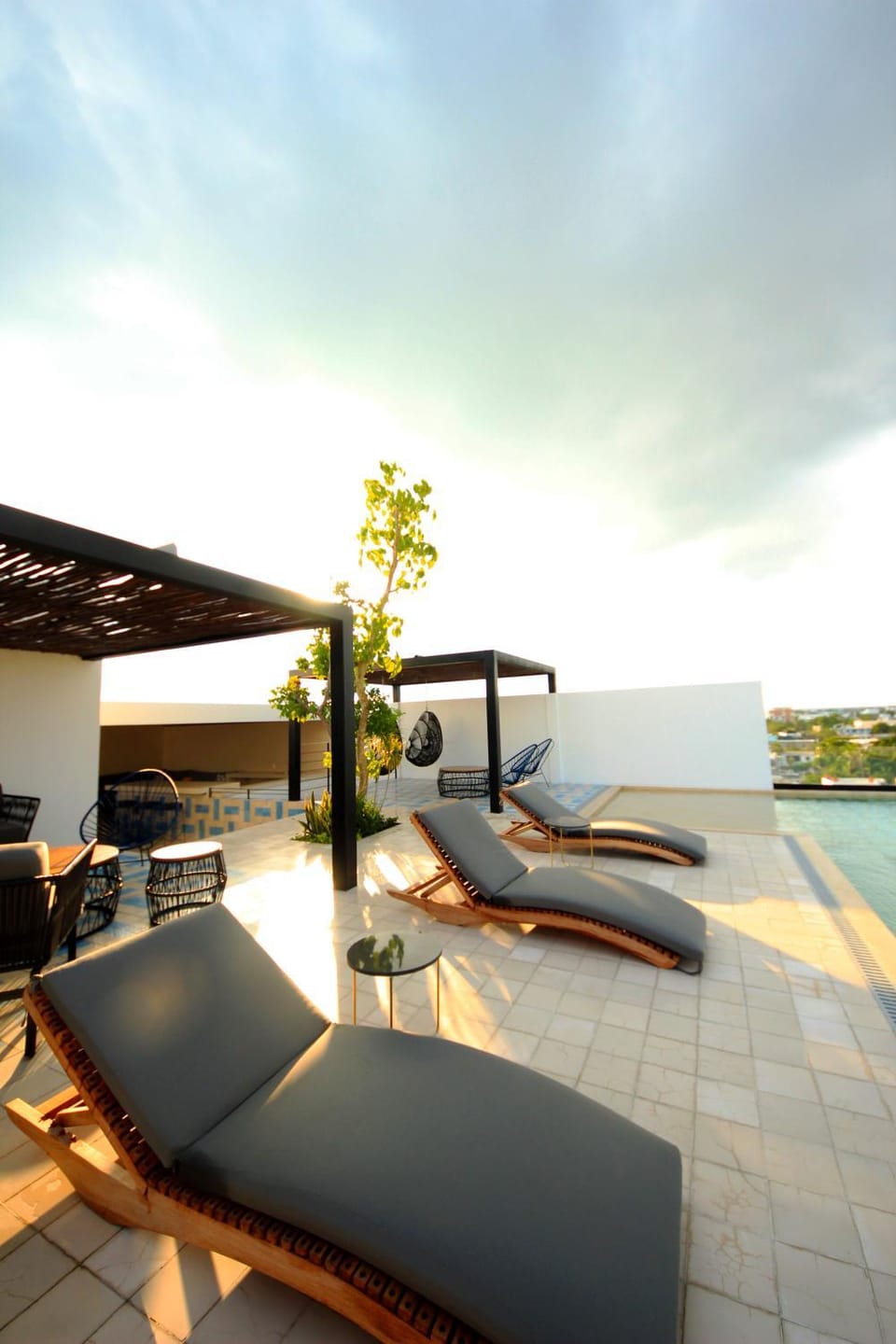 Swimming pool, sunbed