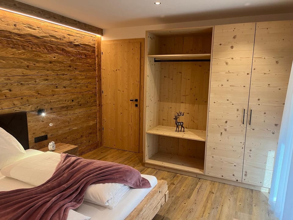 Photo of the whole room, Bedroom, wardrobe