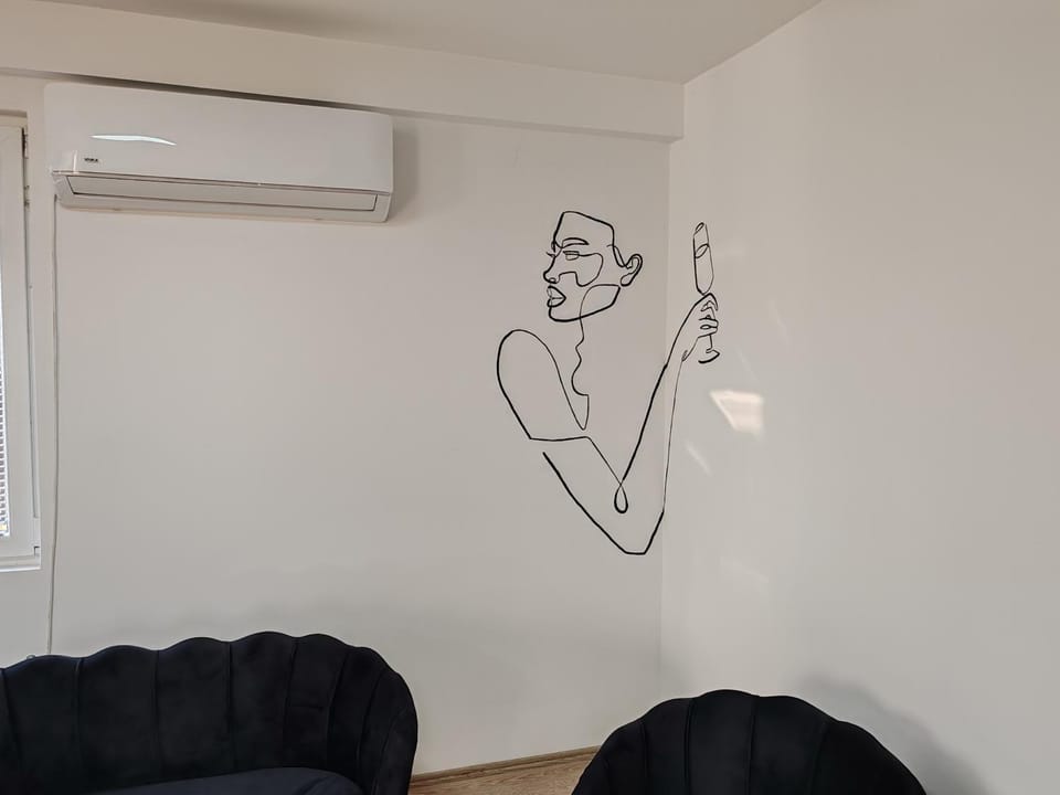 Decorative detail, fireplace, internet, air conditioner