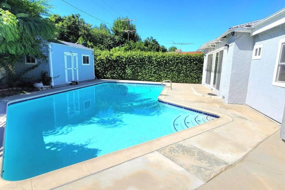 Newly Furnished Pool House House in Reseda