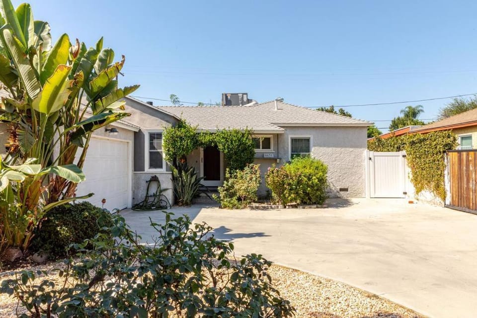 Newly Furnished Pool House House in Reseda