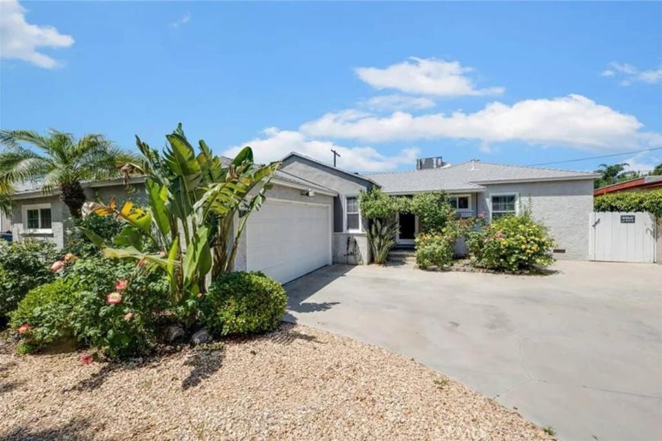 Newly Furnished Pool House House in Reseda