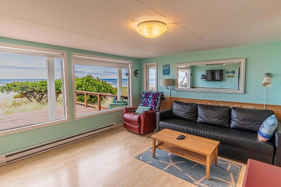 Finch House House in Rockaway Beach