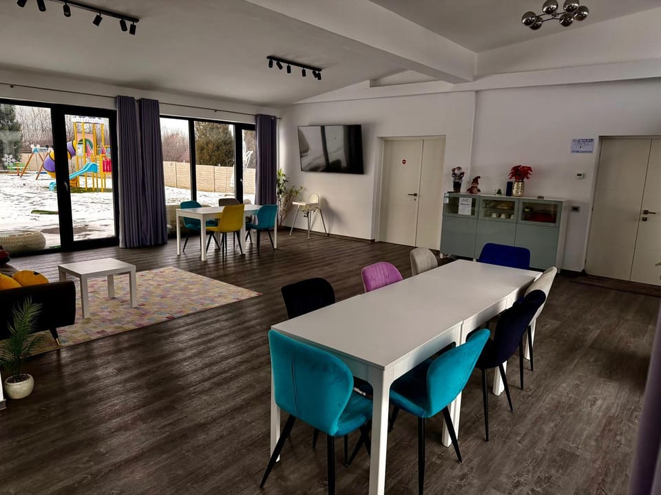 Communal lounge/ TV room, TV and multimedia, Living room, Seating area, Dining area